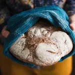 Trik naših babic: Kruh ostane dlje svež, če v posodo dodate to živilo