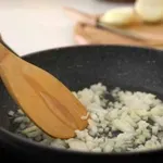 Se vam čebula pogosto zažge pri praženju? Ta preprost trik lahko pomaga