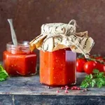 Domača paradižnikova omaka za ozimnico, kot so jo pripravljale naše mame