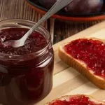 Slivova marmelada iz pečice: Z dodatkom čokolade in cimeta postane prava poslastica