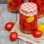 Vložen češnjev paradižnik: Recept, ki pride prav, ko jih je na vrtu preveč