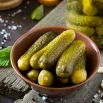 Najbolj zanesljiv recept za domače kisle kumarice: Hrustljave bodo še dolgo