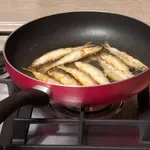 Ta preprost trik naj bi ublažil vonj po cvrtju rib in preizkusili smo ga, če res deluje
