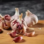 Česen se vam med praženjem vedno zažge? Ta preprost trik lahko pomaga