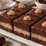 Sočne kostanjeve kocke s kremnim nadevom in čokoladno glazuro