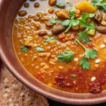 Ta enolončnica je brez mesa, primerna za vegane, a pošteno nasiti