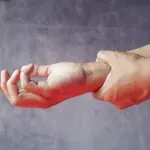 Se vam pogosto pojavljata mravljinčenje in odrevenelost v rokah?