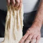 Vlečeno testo bo tanko in elastično, če ne boste naredili te napake, ki je zelo pogosta
