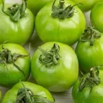 Kaj narediti z zelenimi paradižniki? Ne zavrzite jih, iz njih lahko pripravite marsikaj okusnega