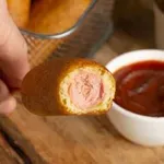 Recept: Ameriški corn dog, hrustljave hrenovke na palčki, ki navdušijo na vsaki zabavi