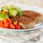 Takšne zrezke iz mletega mesa pripravljajo v dobrih gostilnah, recept je preprost
