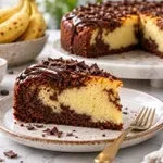 Čokoladno pecivo s skuto in bananami, ki skriva slastno kremasto sredico