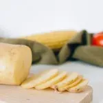 Krompir skuhajte, sploščite in obložite kot mini pico