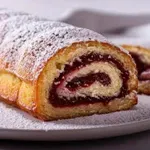 To mehko rolado z marmelado so pripravljale že naše babice, recept pa je zelo preprost