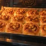 Cimetove rolice z jabolki in karamelo, ki dišijo po jeseni