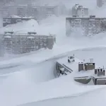 Snehová kalamita paralyzovala život: ľudia vyliezajú z bytov oknami