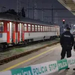 Brutálny útok vo vlaku: Tínedžerku napadla skupina, ľudia sa len prizerali!