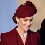 Kate Middleton se je oblekla v letošnji barvni trend, ki ga nosijo vsi modni navdušenci
