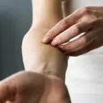 Kdaj so spremembe na koži znak avtoimunske bolezni? Revmatolog s Harvarda razkriva opozorilne znake