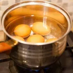 Vode, v kateri so se kuhala jajca, nikar ne zlivajte v odtok: namesto tega naredite raje to