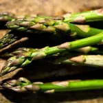 Krepi imunski sistem in spodbuja prebavo, okus pa povsem navdušuje: tako iz špargljev pripravite slasten in vsestranski pesto