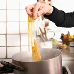 Kako preprečiti, da bi se testenine zlepile skupaj? Gordon Ramsay razkriva trik za popolno pripravo