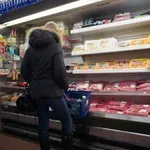 Zaposlen v trgovini razkriva, kaj v resnici naredijo z mesom, ki mu je potekel rok trajanja (Obrnil se vam bo želodec)