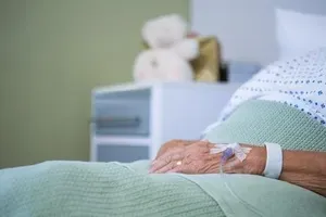 Kaj se zgodi tik pred smrtjo? Medicinska sestra razkriva 6 pojavov, ki jih doživijo ljudje na smrti postelji (ob enem je bila šokirana)
