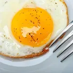 Če imate radi tako pripravljena jajca, se igrate s svojim zdravjem: mnogi jih obožujejo, a se ne zavedajo nevarnosti