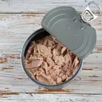 Odprli so 40 let stare konzerve, namesto pokvarjene ribe pa našli nekaj povsem nepričakovanega