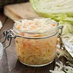 Kislo zelje lahko ostane hrustljavo in okusno vse do poletja: dodajte mu to poceni sestavino