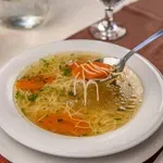 Zakaj je kostna juha tako dobra za zdravje? Nutricionist razkriva, kdaj nam lahko tudi škodi