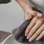 Poleg tega, da razstruplja telo in krepi prebavo, lahko to pijačo uporabljate tudi za "pomlajevanje" rok: namočite svoje dlani ter poskrbite za zdravo in sijočo kožo