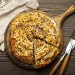 Bi jedli doma pripravljen sirov burek? Nič lažjega, imamo hitro različico recepta, ki vas bo navdušila!