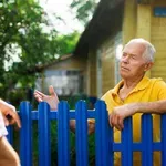 Ko so se vselili v novo hišo, je vse kazalo, da bodo imeli s sosedi dobre odnose: sledilo je nekaj, kar jih je pustilo odprtih ust