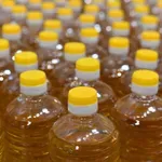 Slabše od sladkorja in svinjske masti skupaj? To olje v vašem telesu povzroča pravi kaos, a o njem skoraj nihče ne govori