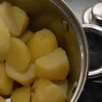 Samo voda in sol nista dovolj: kuhanemu krompirju vedno dodajte tudi to sestavino in poskrbeli boste za nepozaben okus