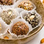 Najboljši starinski recept za slastno sladico: iz ene mase dobite kar 3 vrste kroglic, ki so popolne za obiske in praznovanja