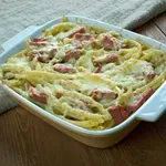 Preprosto, a božansko: recept za zapečene testenine s sirom in šunko