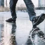 Kaj najprej storiti, če vam zdrsne na ledu? Napaka v prvi minuti lahko prinese resne težave