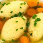 Trik za popolne jušne "knedlčke", ki se ne razpadejo: med kuhanjem ohranijo obliko in ostanejo mehki