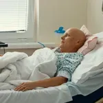 Mati dveh otrok premagala raka jezika: edini simptom je skoraj spregledala, a prav ta ji je rešil življenje