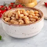 Nikakor ne v vodo: fižol bi pred kuhanjem morali namočiti v to sestavino