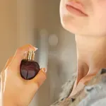 Parfuma ni priporočljivo nanašati neposredno na kožo (še posebej na vrat): strokovnjaki opozarjajo na zaskrbljujoče posledice