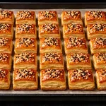 Mini pite, pečene v 15 minutah: en grižljaj in zaželeli si boste ves pekač