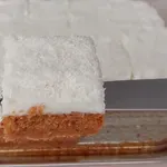 Sočno domače pecivo z vaniljevo kremo: najcenejša sladica, ki deluje razkošno