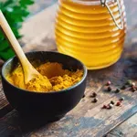 Kurkuma in med: ali je ta kombinacija varna in kakšne učinke ima na telo?