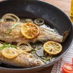 Kako pripraviti sočno in hrustljavo postrv brez moke? Preprost trik za popolno peko v ponvi