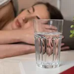 Voda, ki je čez noč ostala ob postelji: jo lahko popijete ali jo je bolje zliti stran?
