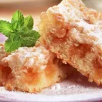 Naše babice so oboževale ta recept: hiter starinski jabolčni kolač, pripravljen v manj kot eni uri